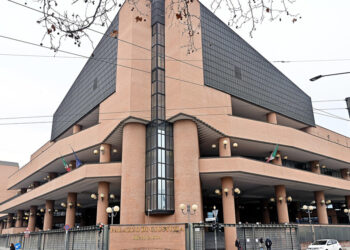 Trovata in casa agonizzante, al compagno contestata anche violenza sessuale