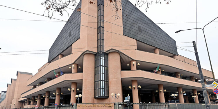 Trovata in casa agonizzante, al compagno contestata anche violenza sessuale