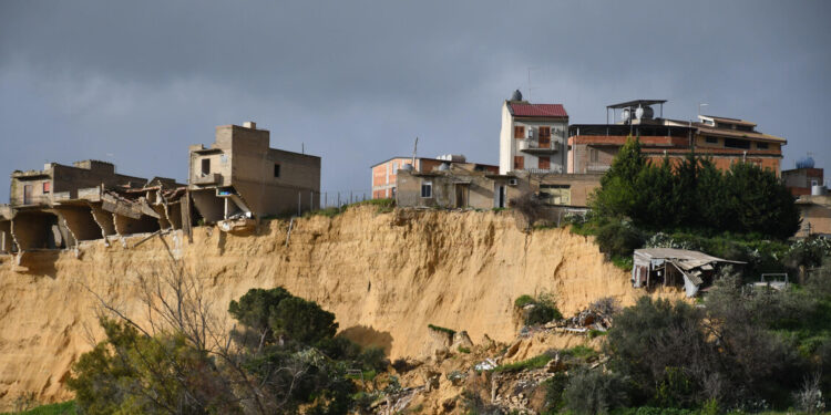 Tredici indagati per la frana di Niscemi, ci sono anche gli ultimi quattro presidenti della Regione