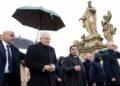 Passeggiata di Mattarella a Praga sotto la neve, saluta gli studenti italiani