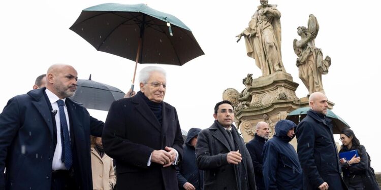 Passeggiata di Mattarella a Praga sotto la neve, saluta gli studenti italiani