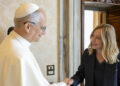 Meloni prima tiepida, poi l’affondo contro Trump sul Papa