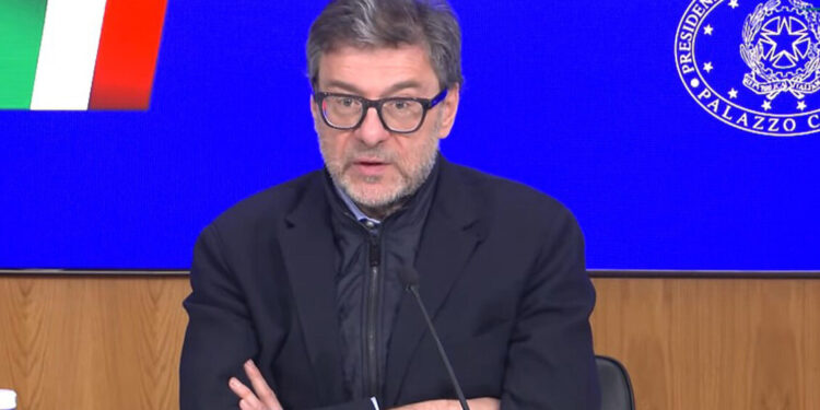 Via libera del Consiglio dei ministri al nuovo decreto carburanti. Giorgetti: ‘Prorogato il taglio delle accise fino al primo maggio’