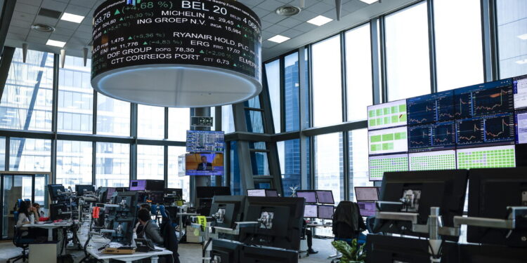 Borsa: l’Europa rallenta con l’incertezza su Hormuz, sale il petrolio