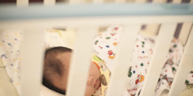 Neonato lasciato nella ‘Culla per la vita’ a Bergamo, sta bene
