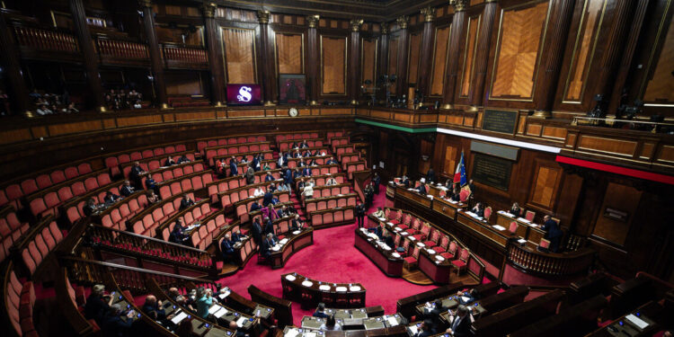 Alla Camera 3 le risoluzioni al Dfp, di centrodestra, centrosinistra e Azione