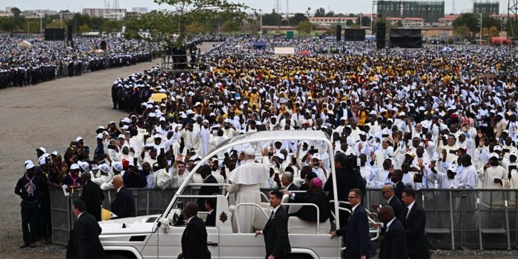 Il Papa, ‘Angola paese bellissimo ma ferito dalla guerra’