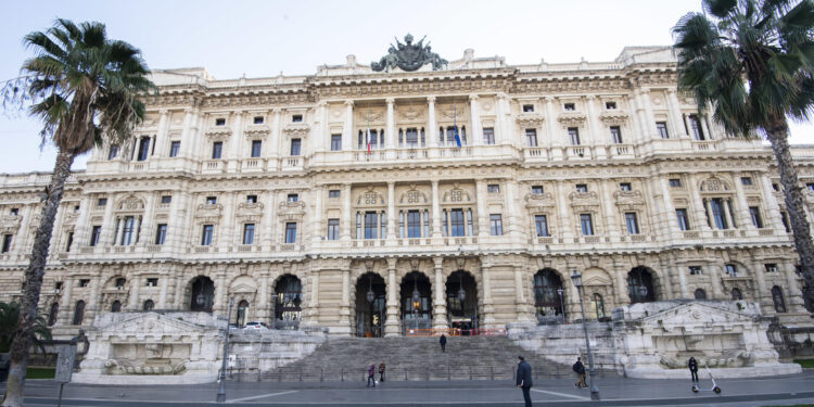 Aggredì la moglie a martellate, la Cassazione conferma 12 anni