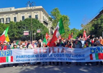 Cortei e manifestazioni in tutta Italia, a Palermo e Bologna contestati i sindaci
