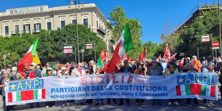 Cortei e manifestazioni in tutta Italia, a Palermo e Bologna contestati i sindaci