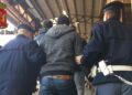Chiede permesso di soggiorno, la Polizia scopre che è ricercato per violenza