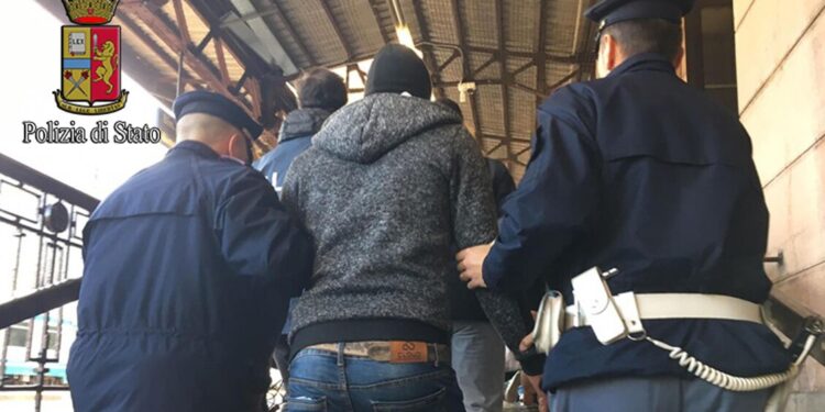 Chiede permesso di soggiorno, la Polizia scopre che è ricercato per violenza