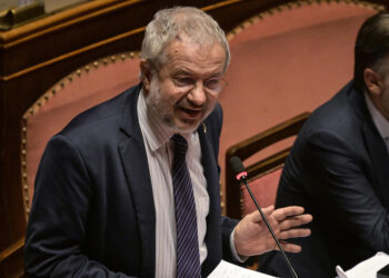 La proposta della Lega: ‘Via dal patto di stabilità anche soli’. FdI e FI frenano