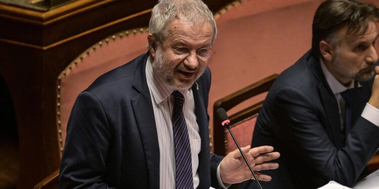 La proposta della Lega: ‘Via dal patto di stabilità anche soli’. FdI e FI frenano