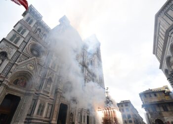 Scoppio del carro a Firenze, vola bene la ‘colombina’