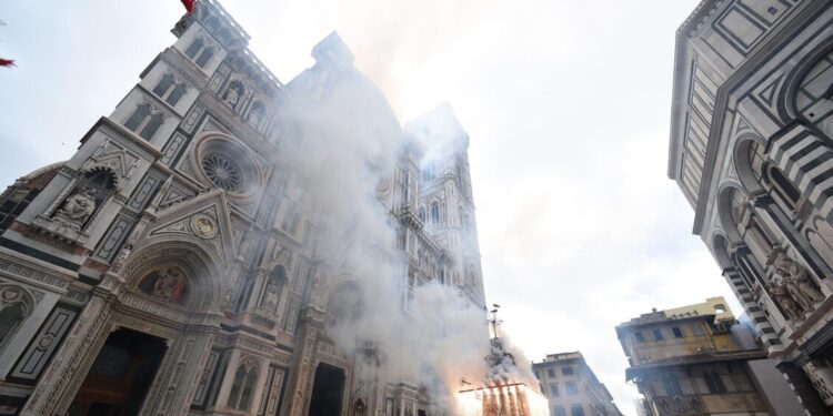 Scoppio del carro a Firenze, vola bene la ‘colombina’