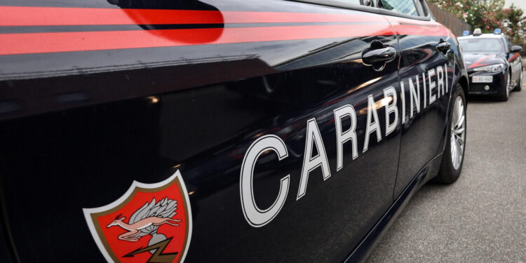 80enne trovato in un lago di sangue, indagine per omicidio