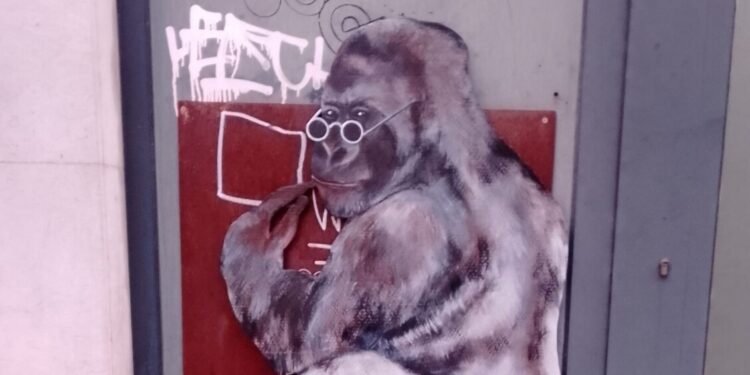 Per 1 Aprile provocazione del Banksy triestino, uno scimpanzè che scrive