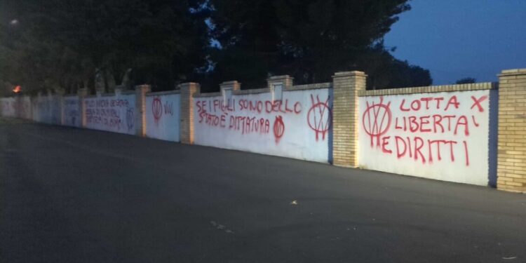 Famiglia nel bosco, scritte contro giudici e assistenti sociali a Vasto