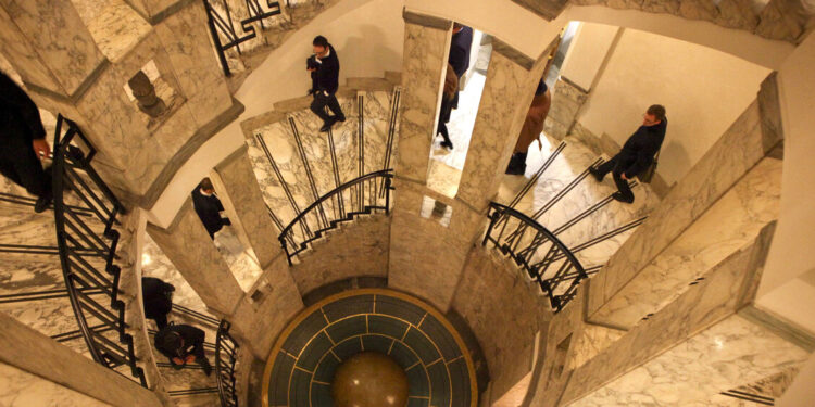 Borsa: Milano debole (-0,6%), flop di Cucinelli e Unicredit