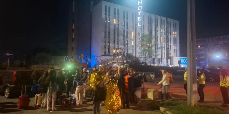 Incendio in hotel a Verona: 124 persone hanno passato la notte in palazzo del Comune