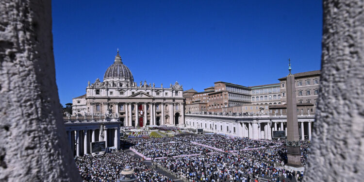 Il Papa fa gli auguri di Pasqua in dieci lingue, anche arabo e cinese