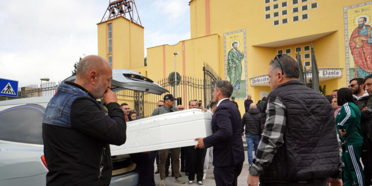 Una bara bianca e corone di fiori per l’addio a Fabio vittima innocente