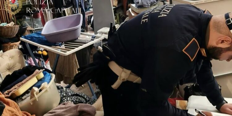 Neonato tra droga e rifiuti, arrestato il compagno della madre