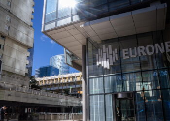 Borsa: l’Europa allunga il passo dopo gli indici Pmi, Milano +1,15%