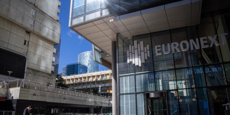 Borsa: l’Europa allunga il passo dopo gli indici Pmi, Milano +1,15%