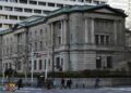 Bank of Japan, tassi fermi ma dimezza la crescita e alza stime su inflazione