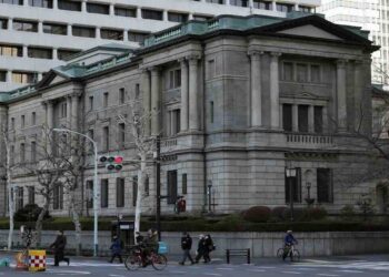 Bank of Japan, tassi fermi ma dimezza la crescita e alza stime su inflazione