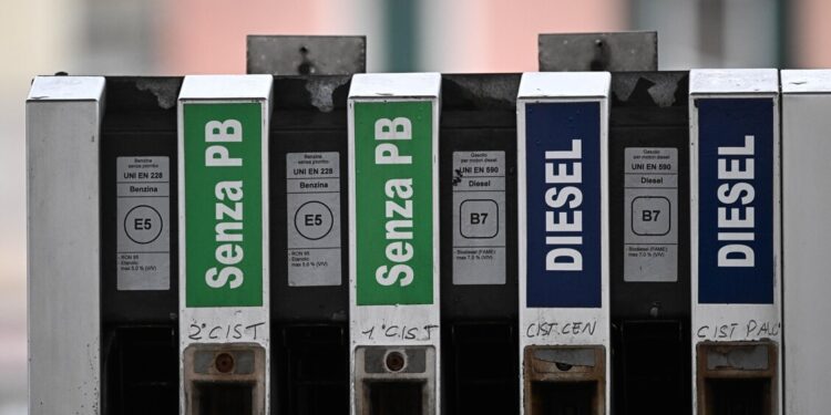 Mimit, prezzi stabili per i carburanti, benzina a 1,738 euro
