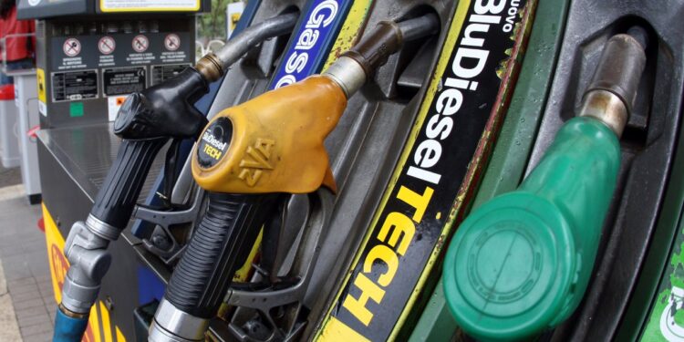 Petrolio oltre 110 dollari e benzina in aumento, prezzi alle stelle per i carburanti