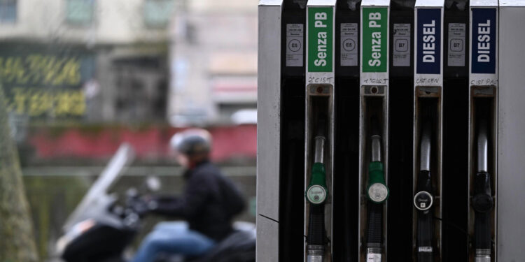 Prezzo della benzina, l’Italia è tra i Paesi con gli aumenti minori in Europa