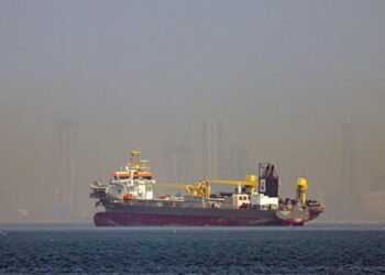 ‘Navi si preparano a passare Hormuz ma attendono dettagli tregua’