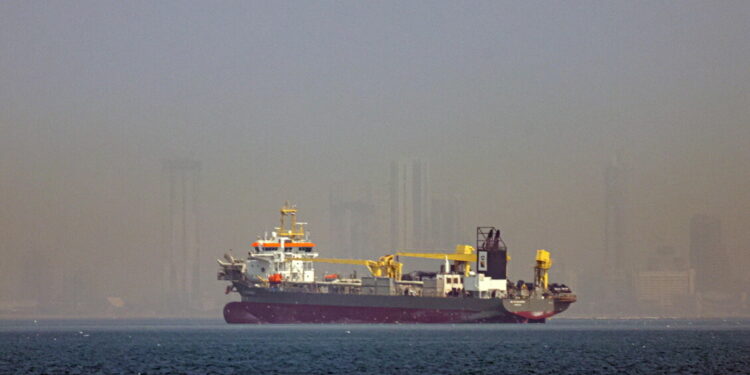 ‘Navi si preparano a passare Hormuz ma attendono dettagli tregua’