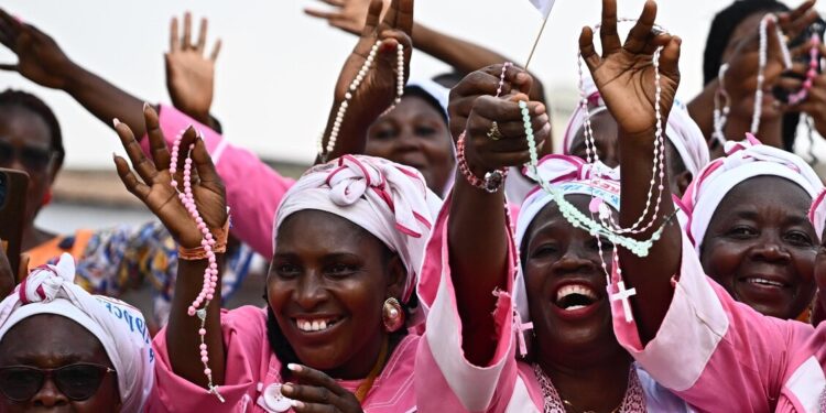 Il Papa, ultimo giorno in Camerun, poi vola in Angola