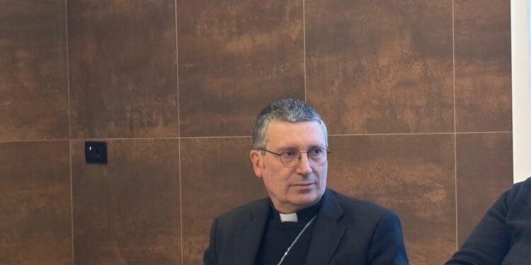 Vescovo di Trieste, vivere la Pasqua vincendo le tenebre delle violenze