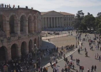 Pasqua: a Verona lunghe code davanti all’Arena e al Cortile di Giulietta