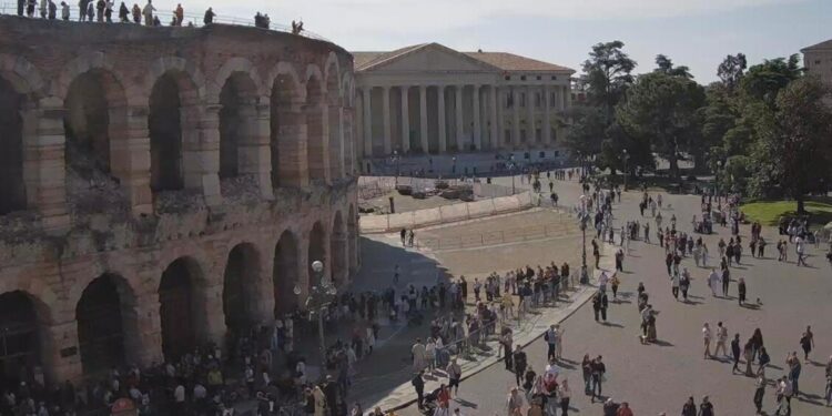 Pasqua: a Verona lunghe code davanti all’Arena e al Cortile di Giulietta