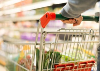 Consumi degli italiani in calo: più di due terzi della spesa è per cibo, affitto e bollette