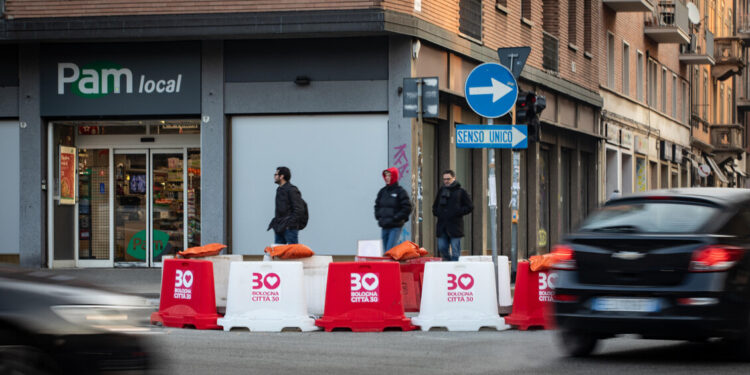 Da lunedì torna Bologna città 30, con rallentatori e display luminosi