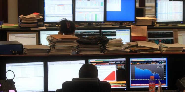Borsa: Europa debole, Milano -0,4%. Risale il petrolio per il blocco di Hormuz
