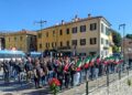 Saluti romani a Dongo, antifascisti cantano ‘Bella ciao’