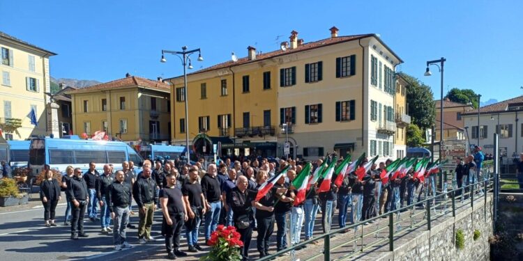 Saluti romani a Dongo, antifascisti cantano ‘Bella ciao’