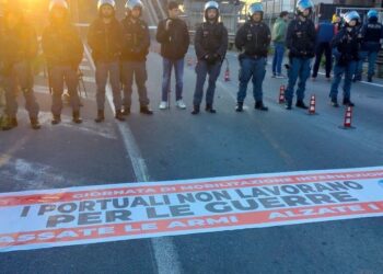 Polizia sgombera manifestanti che vogliono bloccare nave