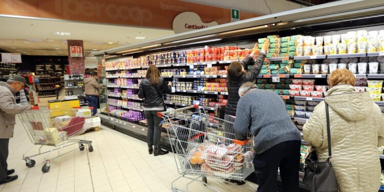 Istat, commercio al dettaglio fermo a febbraio, +1,6% annuo in valore