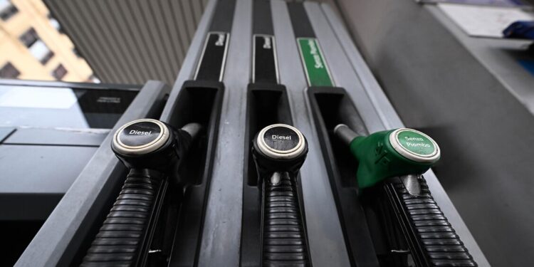 Mimit, prezzo benzina self in lieve rialzo 1,746 euro al litro