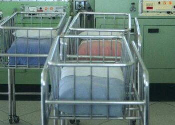 Neonato tra droga e rifiuti, arrestato il compagno della madre